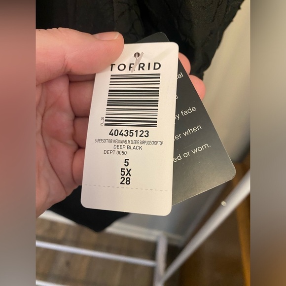 Torrid super soft rib v-neck novelty sleeve surplice black crop top - Picture 2 of 9